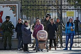 Боевики хотят использовать женщин для блокировки украинских военных частей