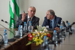 Исполняющим обязанности президента Абхазии стал спикер парламента Валерий Бганба
