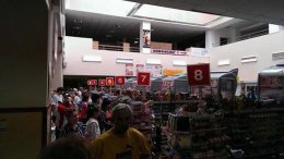 Крымчане прощаются с гривной. В магазинах огромные очереди