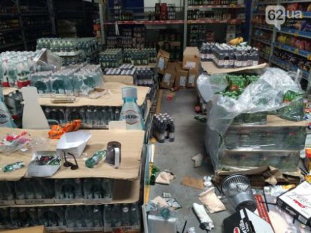 В Донецке процветает разграбление гипермаркета "Метро" (ФОТО)