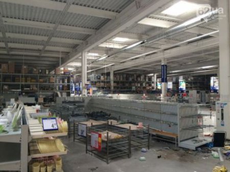 В Донецке процветает разграбление гипермаркета "Метро" (ФОТО)