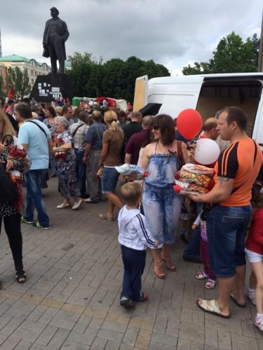 В Донецке прошел митинг: "Защитим детей от Порошенко" (ФОТО)
