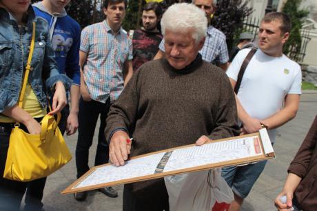 Под Администрацией Президента прошел митинг (ФОТО)