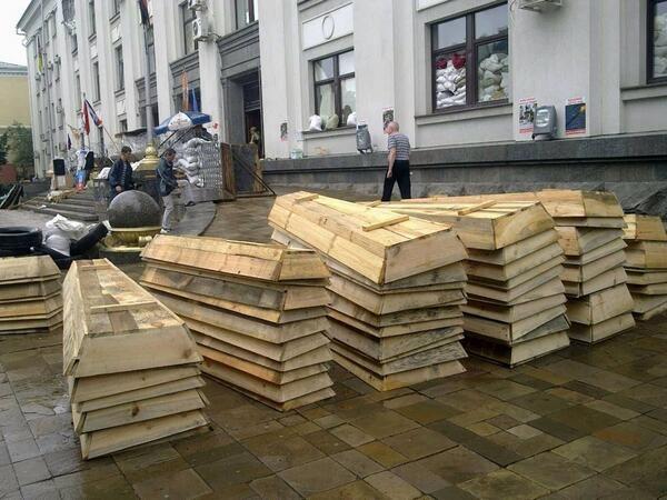 К зданию Луганской ОГА подвезли десятки гробов (ФОТО)