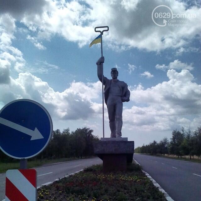 Мариуполь "оделся" в национальные цвета (ФОТО)