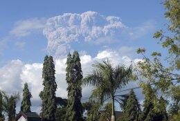 В Индонезии продолжается мощное извержение вулкана Сангинг