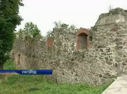 В Закарпатье старинный замок превращается в руины (ВИДЕО)