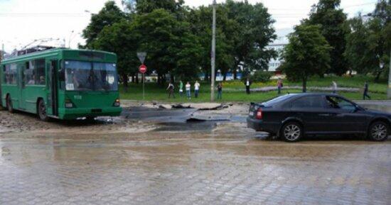 Во время обвала асфальта в Киеве никто не пострадал (ФОТО)