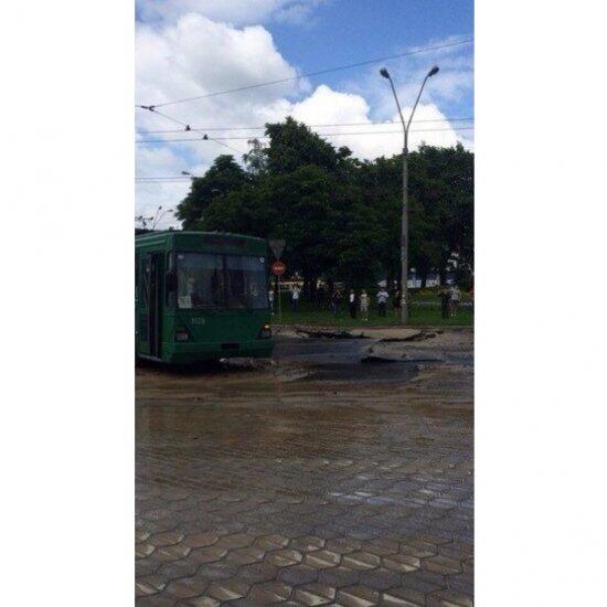 Во время обвала асфальта в Киеве никто не пострадал (ФОТО)