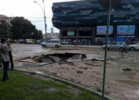Во время обвала асфальта в Киеве никто не пострадал (ФОТО)