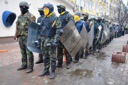 Митингующих на Майдане попросили отдать снаряжение украинской армии