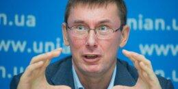 По информации Луценко, за ночь через границу заехало 15 КамАЗов с террористами