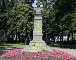 В Харькове ко дню рождения Пушкина вандалы осквернили его памятник (ВИДЕО)
