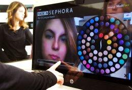 Зеркало дополненной реальности поможет женщинам подобрать макияж (ВИДЕО)