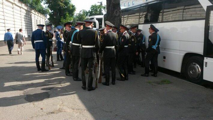 Украинские военные готовятся встречать президента Порошенко (ФОТО)