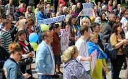 В Кривом Роге проходит марш в поддержку АТО