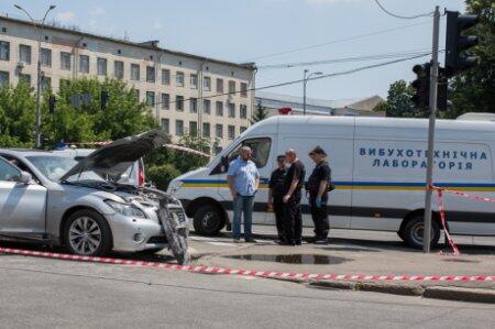 В Киеве взорвался автомобиль Infiniti с водителем (ФОТО)