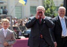 Лукашенко в Киеве встретили люди с возгласами (ВИДЕО)