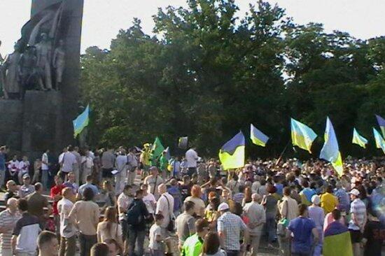 Харьковчане вышли на митинг в поддержку АТО и единства страны (ФОТО)
