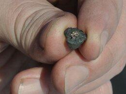 Боец продемонстрировал шальной осколок от бомбежки, который летел в него (ВИДЕО)