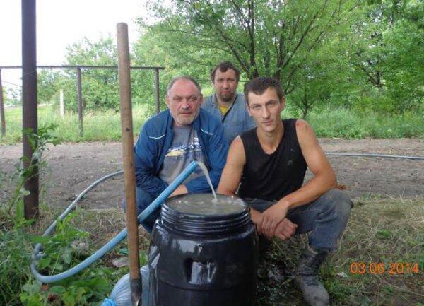 Активисты в трудных условиях обеспечили подачу воды украинским бойцам (ФОТО)