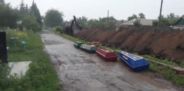 Убитых террористов в Славянске хоронят под забором (ВИДЕО)