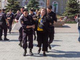 В Москве правоохранители задержали девушку с украинской символикой (ВИДЕО)