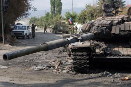 Украинские силовики открыли огонь по российским танкистам в Торезе