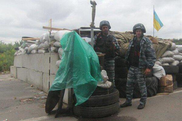 Силы АТО обустроили свои блокпосты и контролируют подъезды к городу (ФОТО)