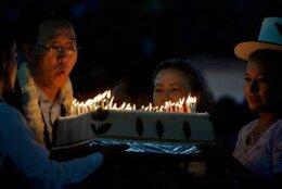 На праздновании 70-летия Пан Ги Муну преподнесли торт из листьев коки