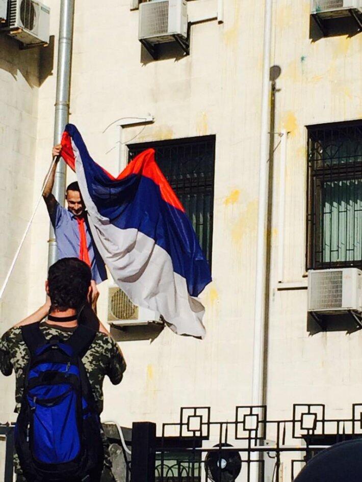У посольства РФ в Киеве сорвали российский флаг и перевернули автомобили дипломатов (ФОТО)