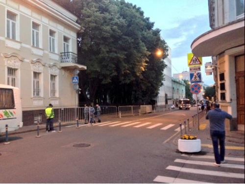 В России под посольством Украины ждут "ответных акций" (ФОТО)