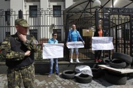 Киевляне несут похоронные венки для Путина (ВИДЕО)