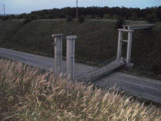 Боевики взорвали мост возле Луганска (ФОТО)