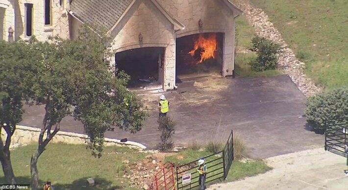 Семейная пара из Техаса добровольно сожгла свой особняк на берегу озера (ФОТО)