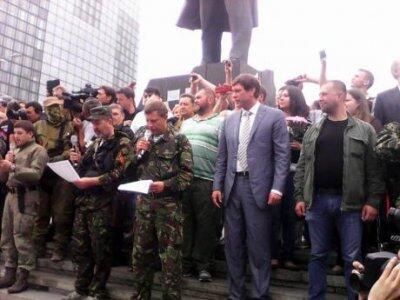 Боевики приняли присягу на верность террористам "ДНР" в присутствии Царева (ФОТО)