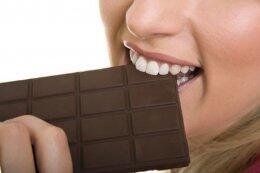 Черный шоколад поможет отбелить зубы