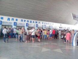 Террористы не соблюдают перемирие: люди массово бегут из Луганска (ФОТО)