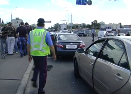 Renault на большой скорости влетел в стоящие на светофоре авто (ВИДЕО)