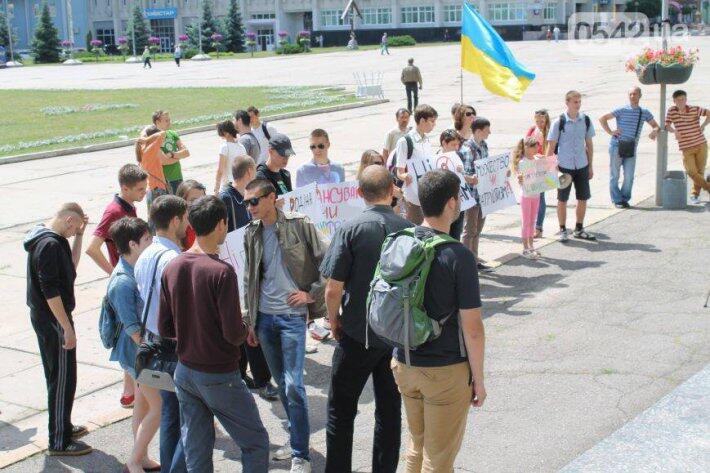 На Сумщине пикетировали «сепаратистский дебош» за бюджетные деньги (ФОТО)