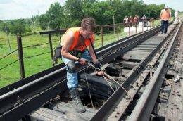 Железнодорожники восстанавливают взорванные пути на Донбассе