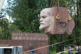 В Днепропетровске снесли памятник Ленину (ВИДЕО)