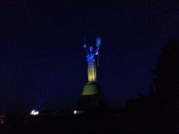 В Киеве статуя Родина-мать "оделась" в цвета национальной символики (ФОТО)