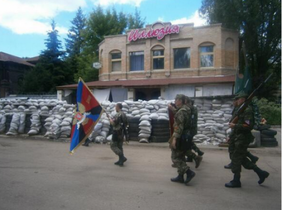 "Стрелок " устроил шествие по Славянску со своими бандитами (ФОТО)