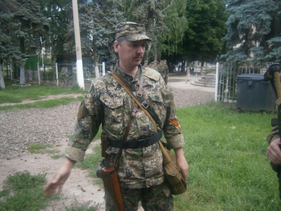 "Стрелок " устроил шествие по Славянску со своими бандитами (ФОТО)