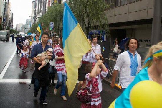 Украинцы устроили марш вышиванок в Токио (ФОТО)