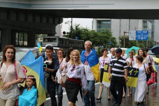 Украинцы устроили марш вышиванок в Токио (ФОТО)