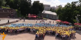 В Киеве 1200 человек создали "живую" карту Украины (ВИДЕО)