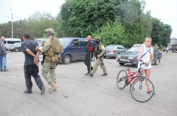 Террористы РФ попались на раздаче сосисок в Славянске (ФОТО)