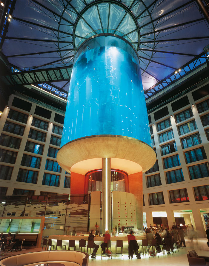 Самый большой в мире аквариум в отеле Radisson Blu (ФОТО)
